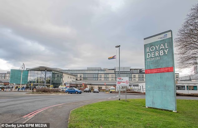 Ер адамның мастурбациясын көрген әйелдердің порно видеосы Сыныпта юбка астында